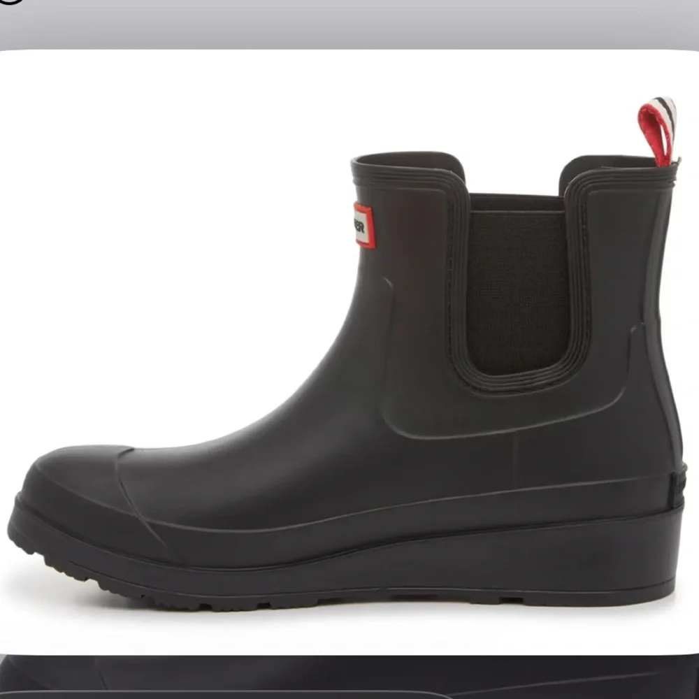 Hunter woman’s Black Chelsea Short Rain Boot with Red Logo
